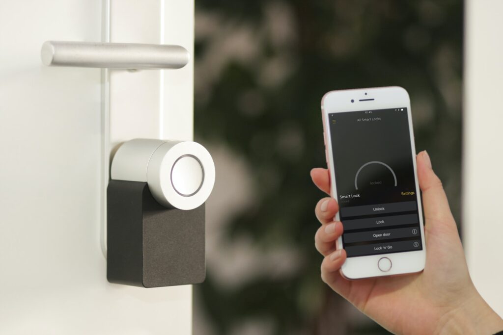 Which lock is best for your home security: smart or old-style? - Locksmith Los Angeles