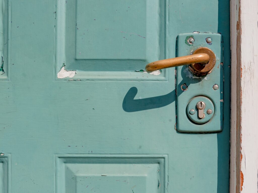 How To Safely Remove A Broken Key From Your Lock: Step-By-Step Guide - Locksmith Los Angeles